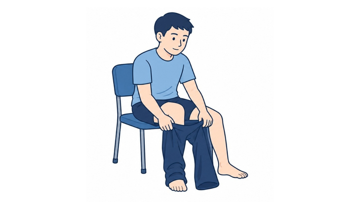 座ってズボンに足を通すのイラスト(文字なし)|安定した椅子に座り、ズボンに片足ずつ通す更衣の場面です